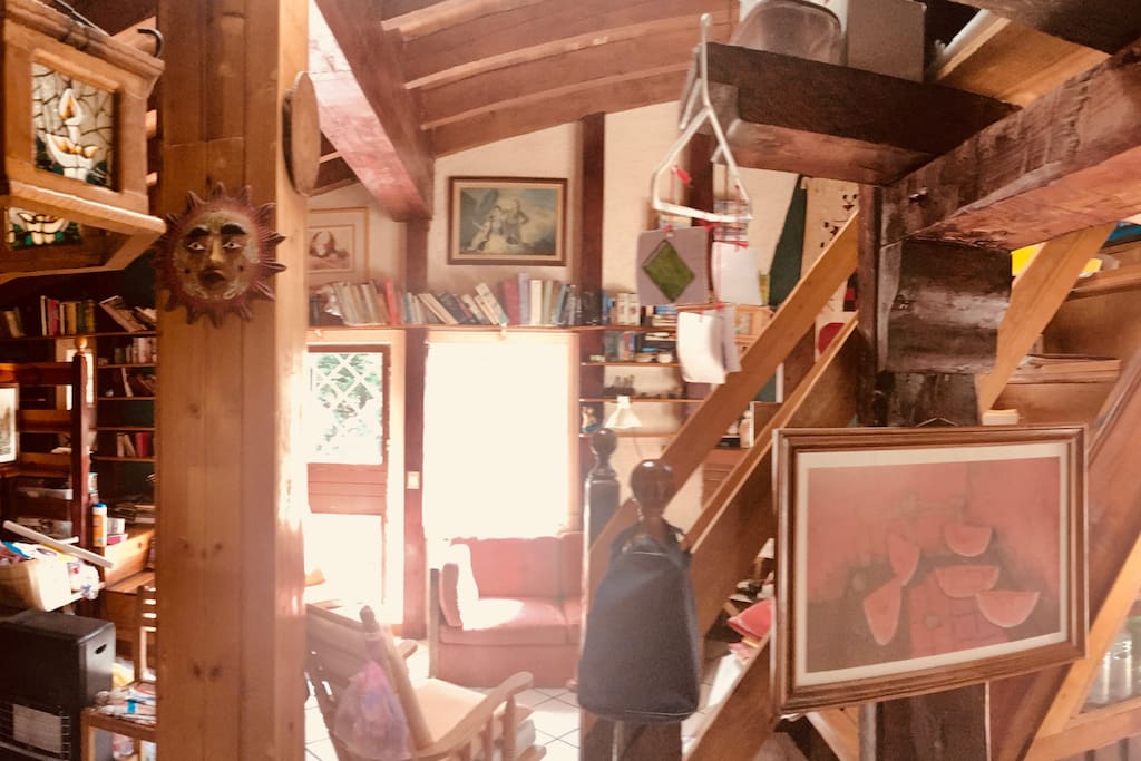 Interior: Sala y escalera hacia tapanco de lectura