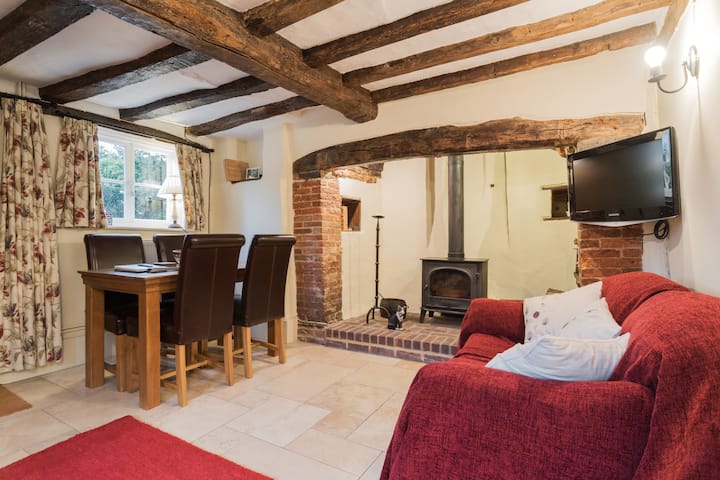Comfortable & Cosy 17th Century Listed Cottage - セブノークス