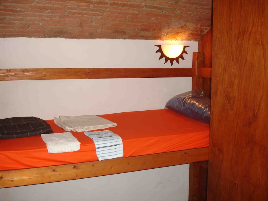 Uno dei due letti singoli.