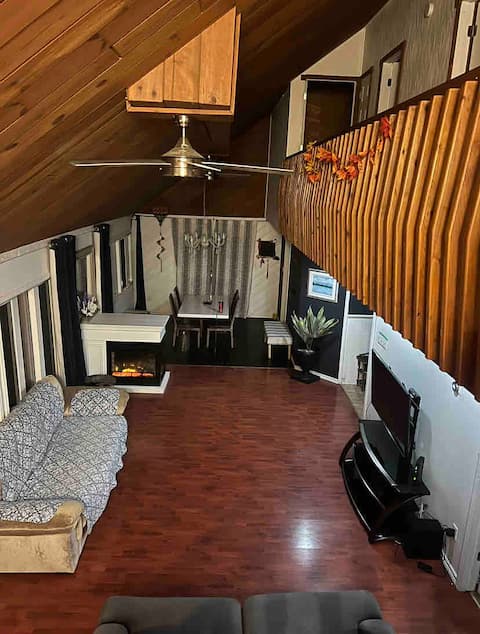 Cottage Home w/ Lakeview - sleeps 9