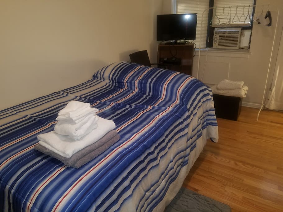 Flatscreen cable TV, WiFi, electric, water, heat and gas are included in the rent.