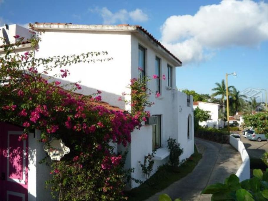 Vista de lado de la villa