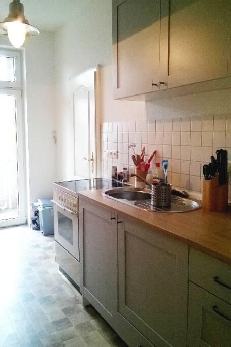 Die Küche mit Zugang zum Balkon