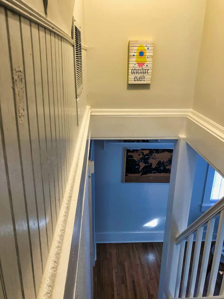 Скалите кои водат до третата спална соба се стрмни, бидете внимателни. И оваа соба има ниски тавани. 