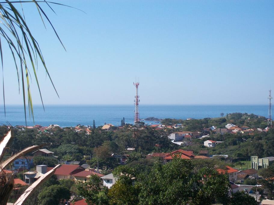 Foto tirada da sacada da casa para a Praia da Armação Pântano do Sul