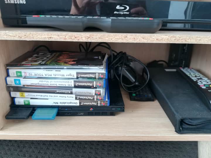 Intrattenimento assicurato con una PlayStation 2 o un film! Abbiamo a disposizione alcuni giochi, 3 controller, un lettore DVD e un mucchio di DVD per adulti e bambini.