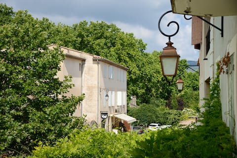 2 Bed Apartment with Aircon, Parking & Lift