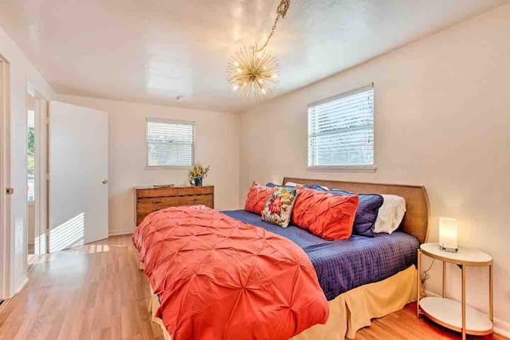 Отпуснете се в основната спалня във фермата Whitewood Farm, с плюшено двойно легло, самостоятелна баня и вградено гардеробно пространство.