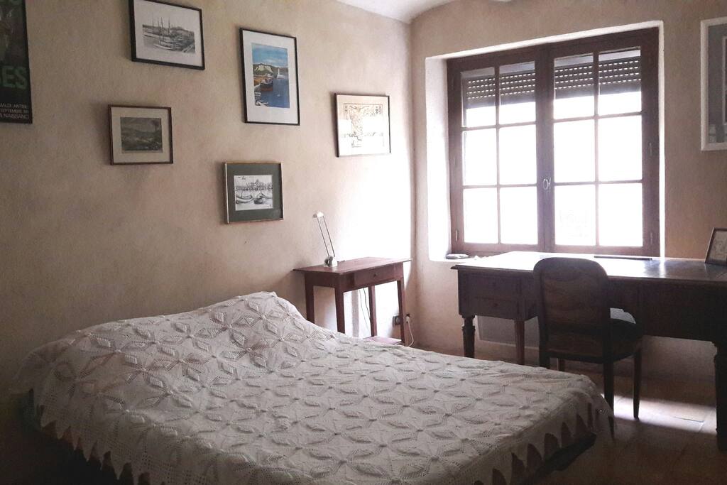 2ème chambre, avec bureau, vue sur l'église Sainte Philomène