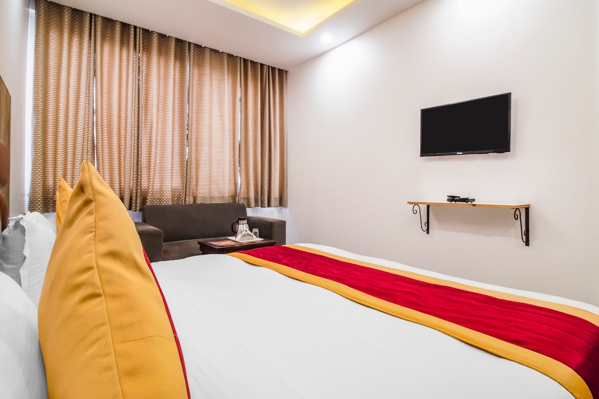 تم تجهيز الغرفة بخدمة واي فاي مجانية وتلفزيون بشاشة مسطحة وثلاجة صغيرة وحمامات ملحقة مع سخان مياه ساخنة وباردة ونسخة احتياطية من الطاقة وخدمة غرف على مدار 24 ساعة ومكتب مساعدة على مدار 24 ساعة وموقف سيارات مجاني.