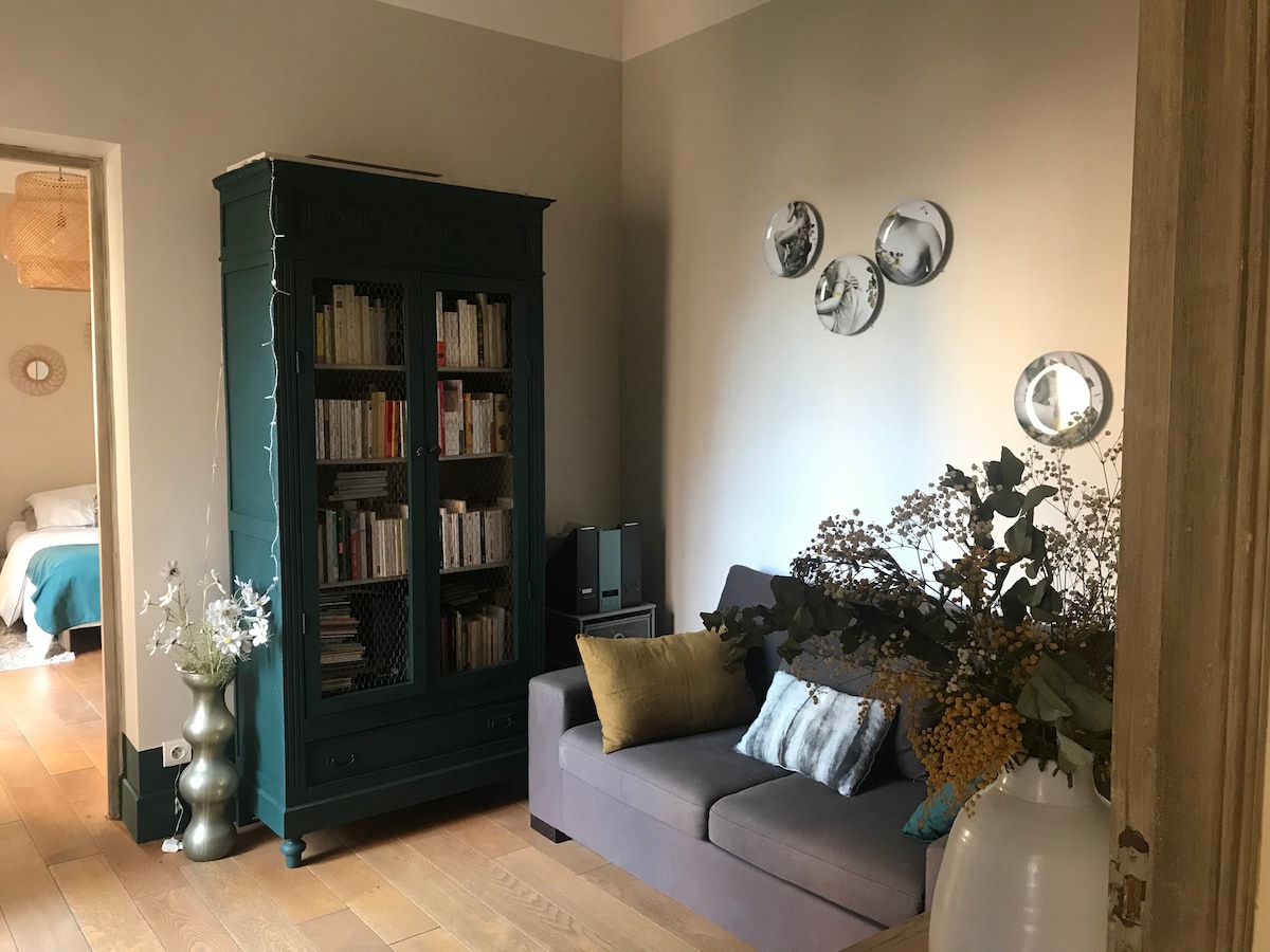 Спалня № 3 Colibri и разтегателен диван, току - що реновирани, изглед към църквата и нейния кръст, прилежаща стая № 4