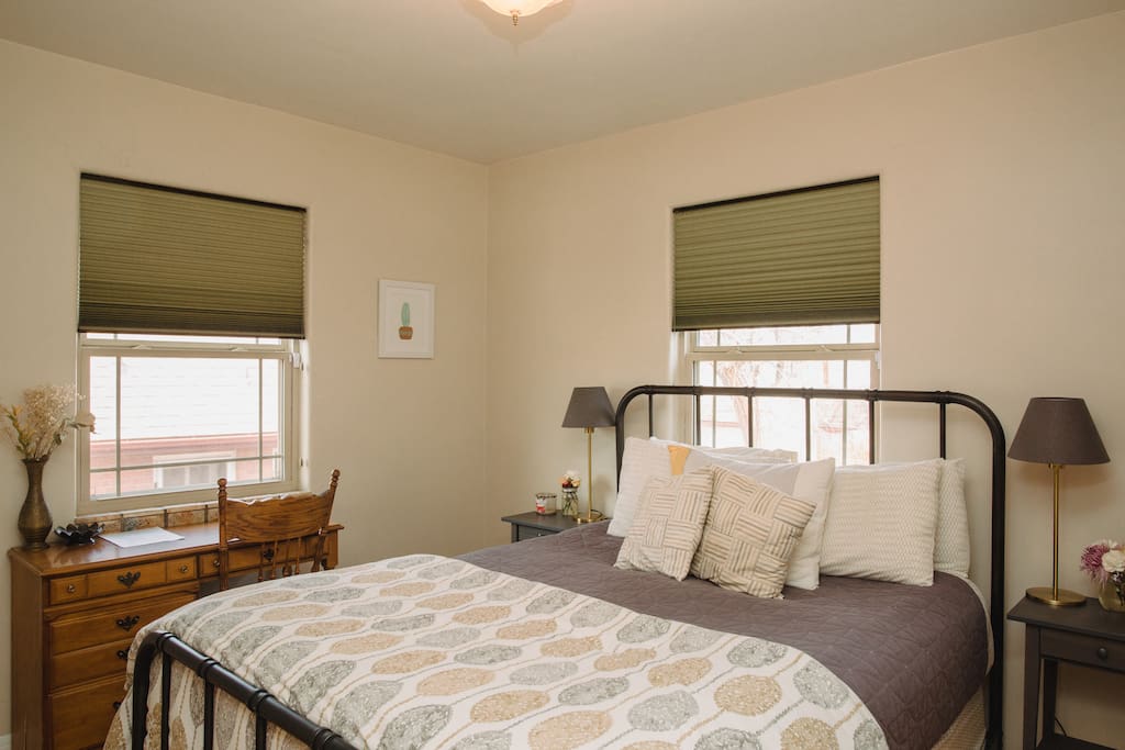 The Guest Bedroom - Queen Bed