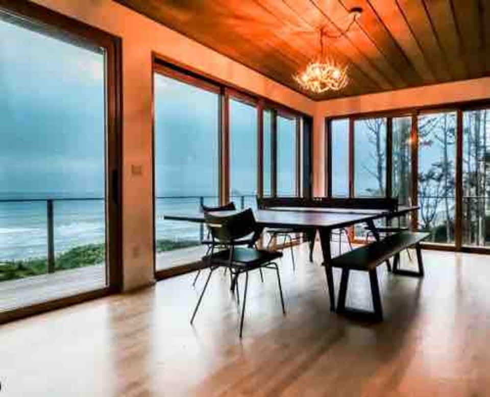 A Kundig-inspired glass house on Falcon Cove, Arch Cape, Oregon, United States, photo 8 of 10