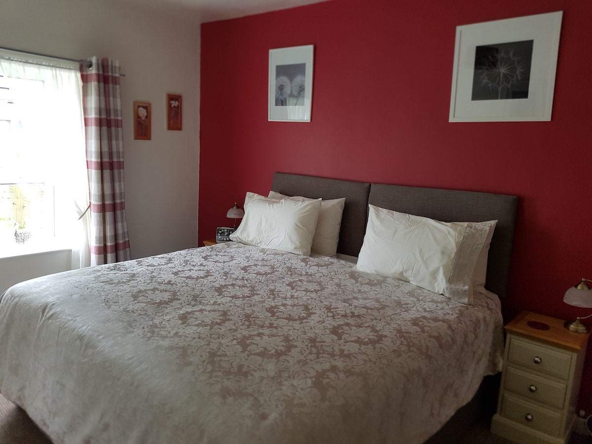 ห้องนอนหลักซึ่งสามารถเป็นเตียงเดี่ยวได้สองหลัง