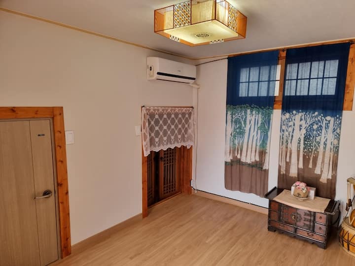 Това е стая с баня,
и това е малка и атмосферна стая.