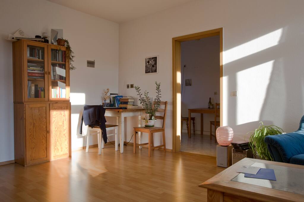 Wohn- und Schlafzimmer, Wandseite, Arbeitstisch, Bücherregal, Anlage