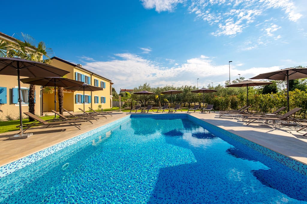 Pool 12 m x 5 m