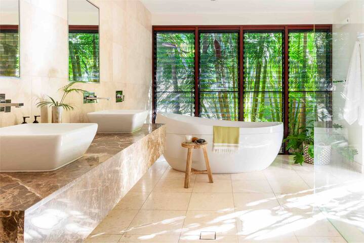 Beachfront Byron Bay – Family + Pets + Heated Pool gallery image 5