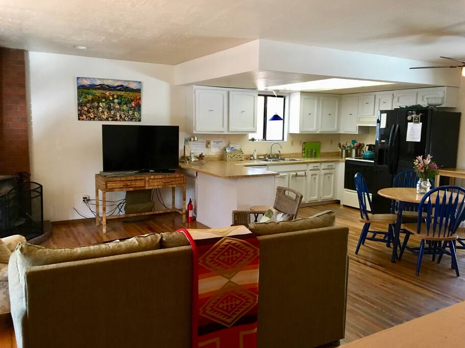 Open floor plan is great for entertaining