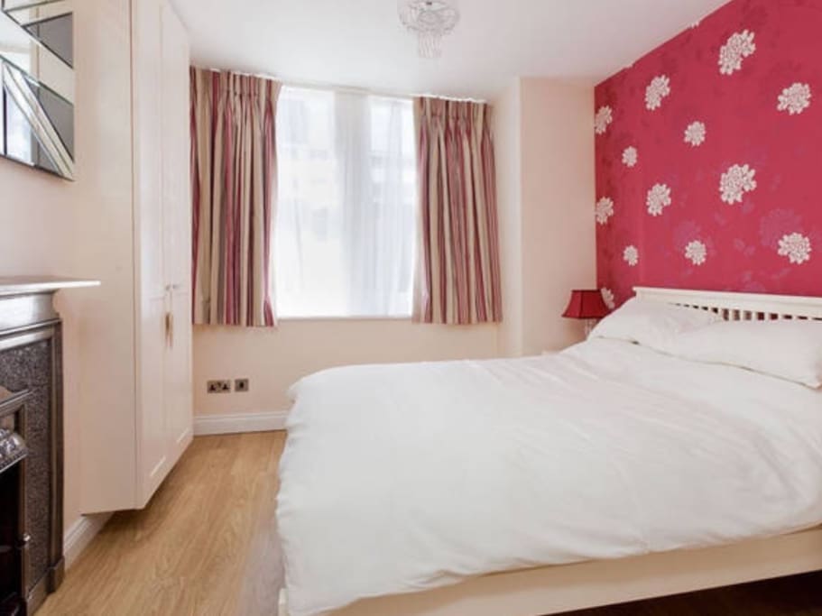 Main bedroom - Comfy bed - Quality Duvet, linen and pillows