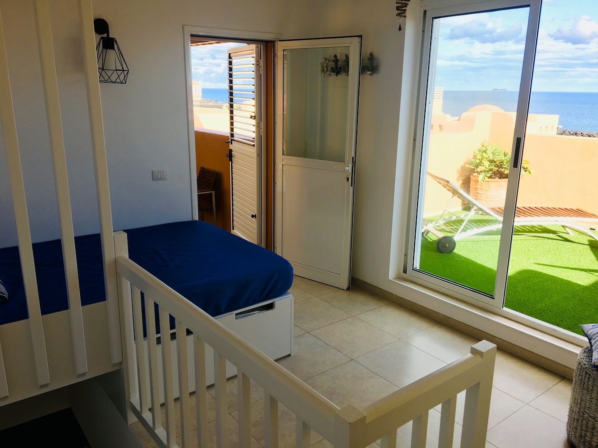 Soba na katu, otvorena za stepenice, s bračnim krevetom dimenzija 1,35x2,00 m. Na katu se nalaze i dvije terase. 