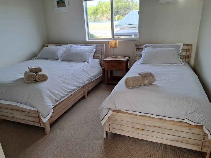 2号卧室，配有标准双人床和单人床 