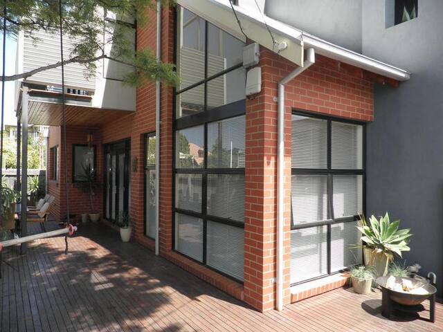 4 B/R, sleeps 8, in Seddon. gallery image 3