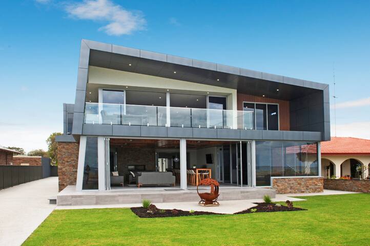 SUNSET COVE – Beachfront with WIFI gallery image 2