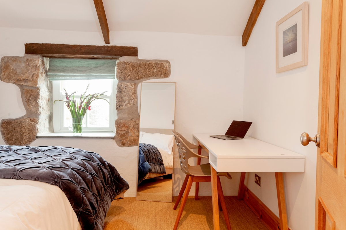 חדר שינה זוגי עם שולחן כתיבה ו - Wi - Fi מהיר במיוחד