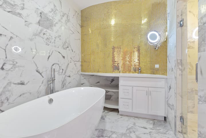 Frenchmen’s Gateway, Prime locale! gallery image 5