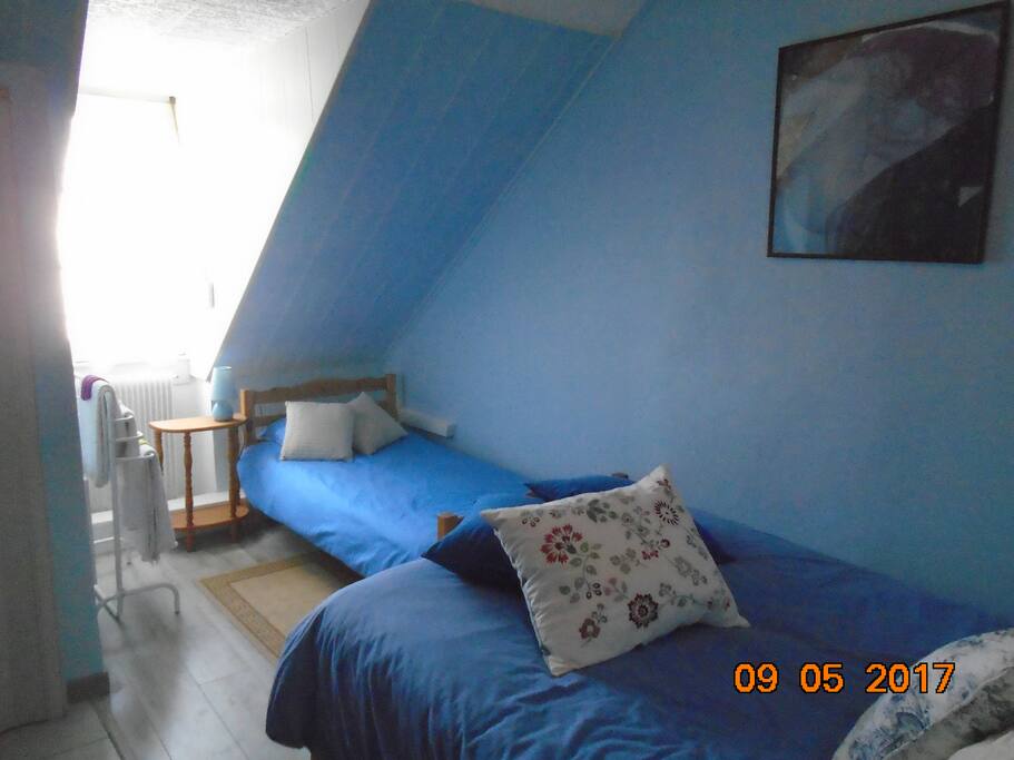 Une chambre double pour 2 - 3 personnes. La prix est 60€ - 75€ par nuit