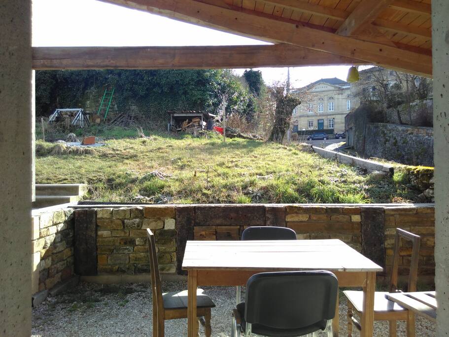 Terrasse privée couverte donnant sur petit jardin intime