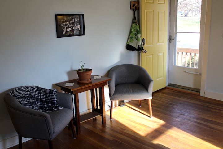 The Lucky Oak: A Cozy, 2-bedroom Coralville Home
