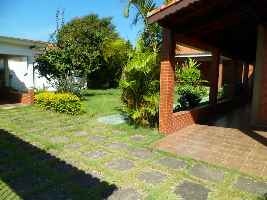 Jardim e Espaço Gourmet ao fundo