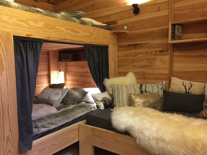 Voici la deuxième chambre, elle est équipé de deux lits en 140 cm(lit superposé ) et d'un lit en 90 cm, il y a penderie et placard ainsi qu'une télévision.
