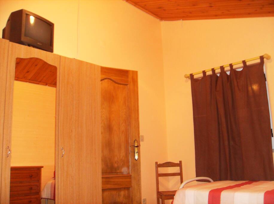Quarto duplo (2 camas de solteiro). Janela interior. Tv, Guarda fato. Serventia de WC e cozinha (partilhados). Restaurante e parque de estacionamento a 2m, mercearia a 200m.