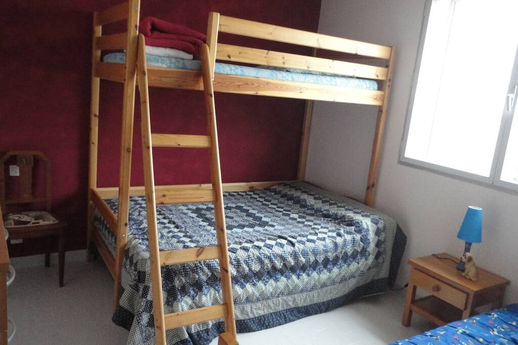 1 ère chambre avec une vue sur la terrasse sans vis à vis