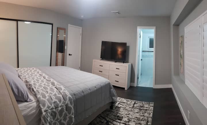 Dormitorio principal con cama tamaño Queen. 