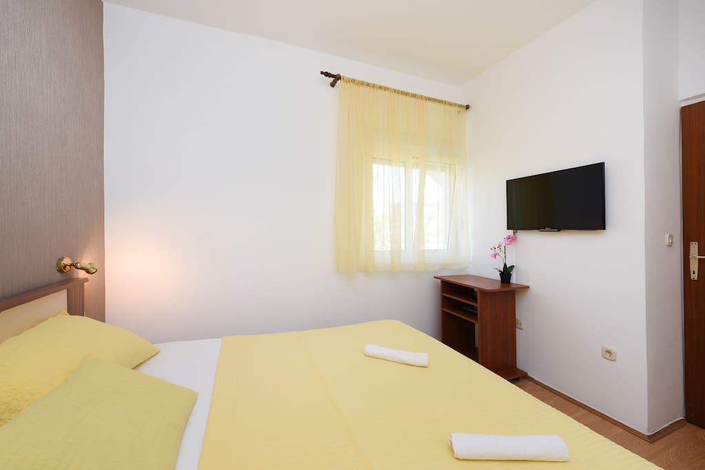 The bed is 180 cm wide and 200 cm long. Flat TV with satellite
