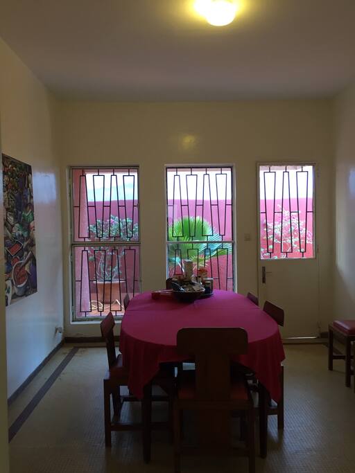 Salle à manger. Dining room.