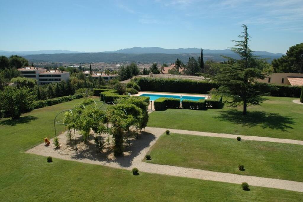 Vue de la seconde terrasse, sur Parc et piscine et sur la ville