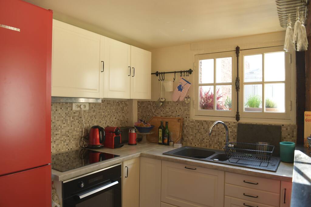 Cuisine équipée, plaques, four, machine Nespresso, bouilloire, grand frigo et congélateur, lave-vaisselle