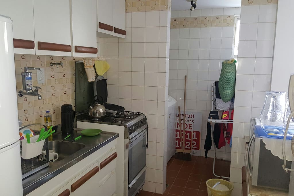 Cozinha completa com área de serviço.