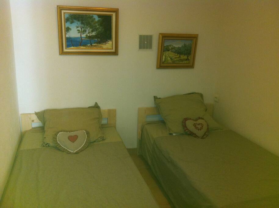 Petite chambre avec 2 lits