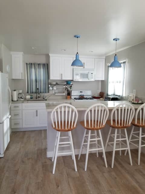 C-Ocean view, steps to beach and Village, sleep 4