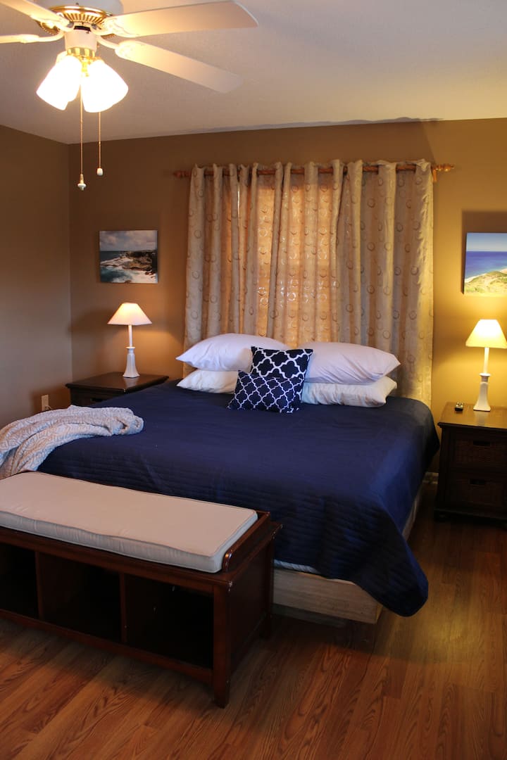 Главната спална соба има надграден удобен брачен кревет.