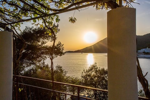 Top Airbnb: Sunset chasing by the sea in Općina Smokvica