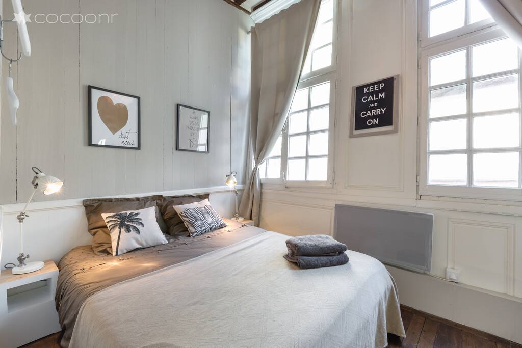 Ty Sauveur : la chambre. Lit de 160x200, literie de qualité, draps fournis et serviettes.