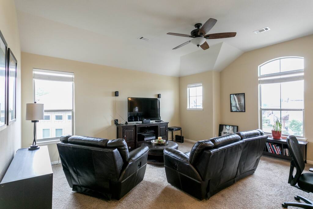 Upstairs private entertainment room with Netflix, Hulu and HBO Now. Complete with new speaker system.
