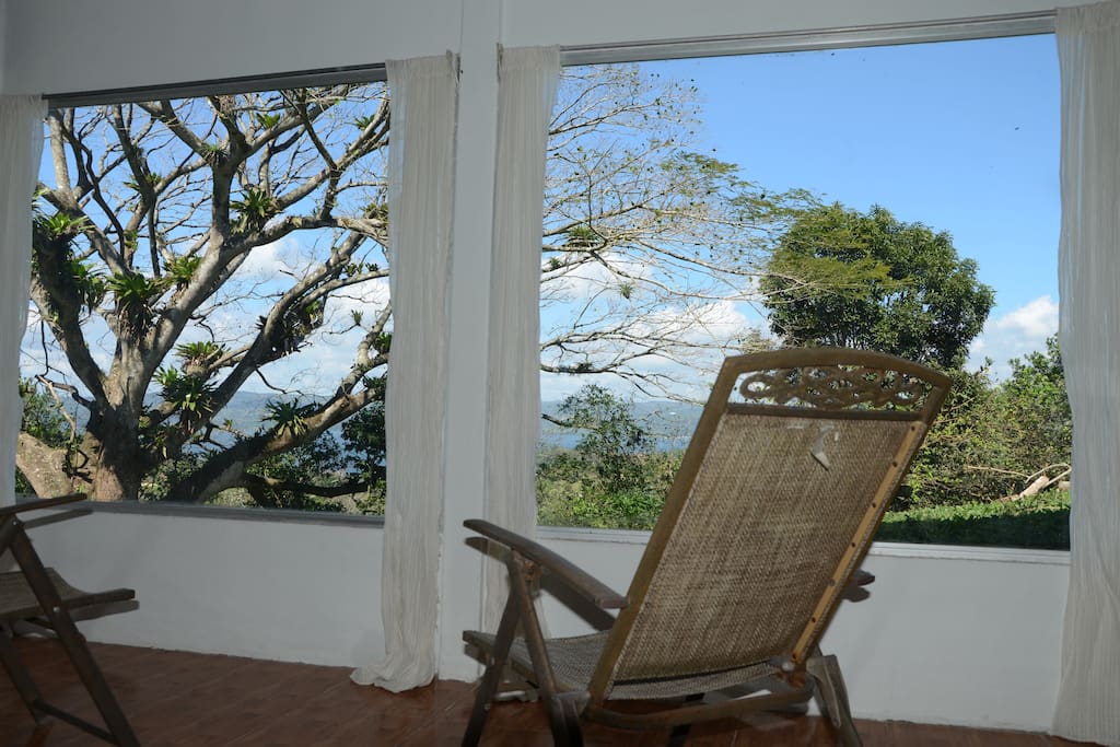 You could be sitting and ejoying here! / ¡Usted podría estar aquí disfrutando!